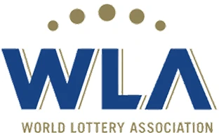 Logo de la World Lottery Association composé des lettres bleues « WLA » en grand format, surmontées de cinq points dorés, et de la mention « World Lottery Association » écrite en doré en dessous
